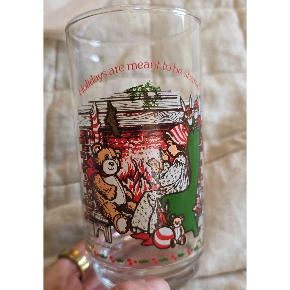 Vintage HOLLY HOBBIE Christmas Glass Coca Cola Holly Telling A Story Bear
